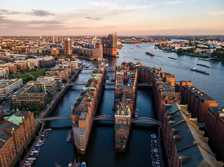 Hamburger Speicherstadt mit Elbphilharmonie im warmen Abendlicht